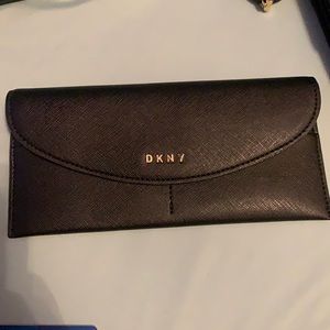 DKNY wallet still in a good condition